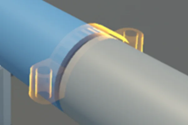 Le contour doré translucide d’un collier, en place autour d’un tuyau.