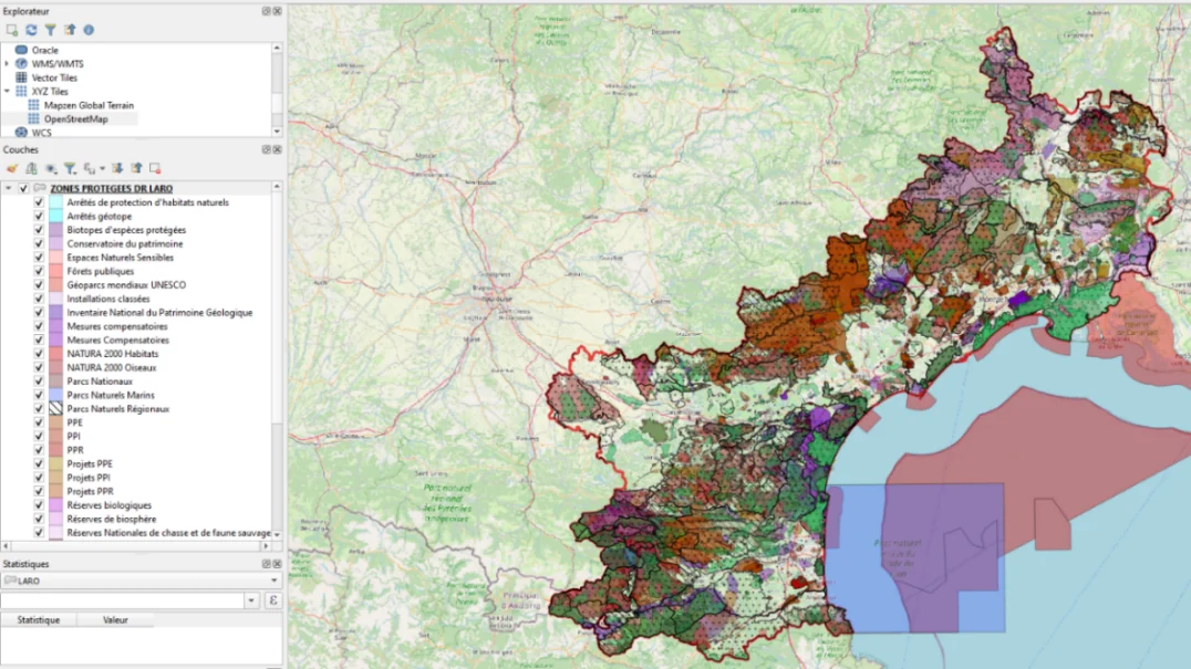 Carte du Languedoc-Roussillon dans QGIS&nbsp;: des dizaines de couches de zones protégées superposées, avec leur liste à gauche.