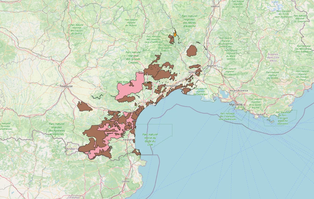 Carte du périmètre avec trois couches de zones protégées en aplats bruns et roses.